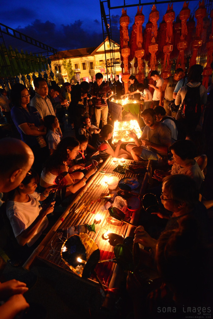 Lighting candles Loy Krathong 2014